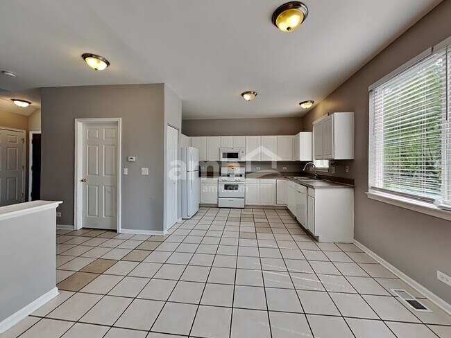 Building Photo - 9921 Bedford Dr