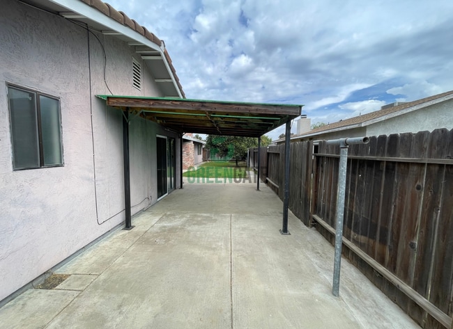 Building Photo - NOW AVAILABLE! Make this spacious 4 bedroo...