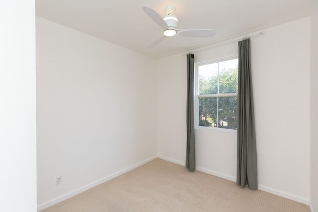 Building Photo - 3 Bed, 2 Bath Townhome in Carlsbad