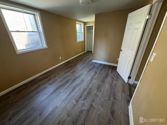 Building Photo - 724 Cortlandt St