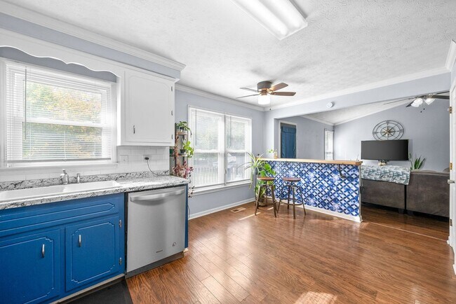 Building Photo - Move-In Ready - Pet Friendly!