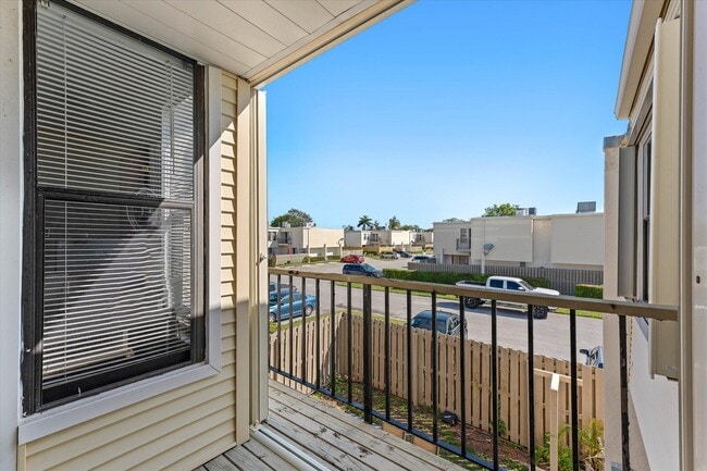 Building Photo - 1596 Shaker Cir
