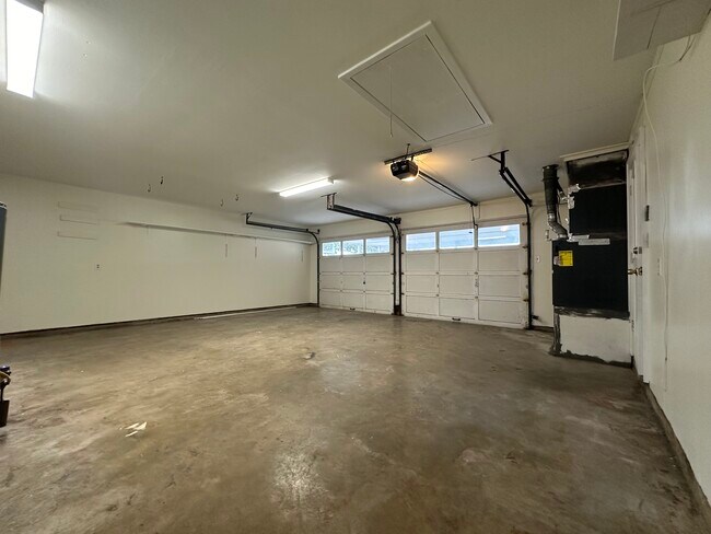 Building Photo - 711 E Locust Ave