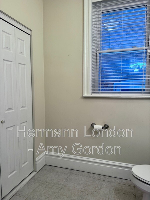 Building Photo - 2933 Victor St