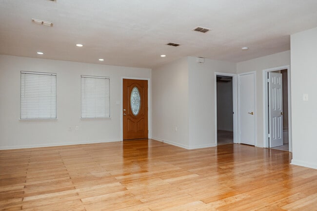 Building Photo - 410 Tanglewood Dr