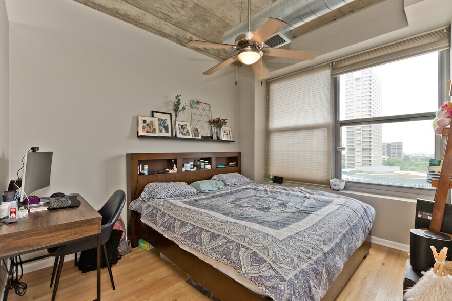 Building Photo - 933 W Van Buren St