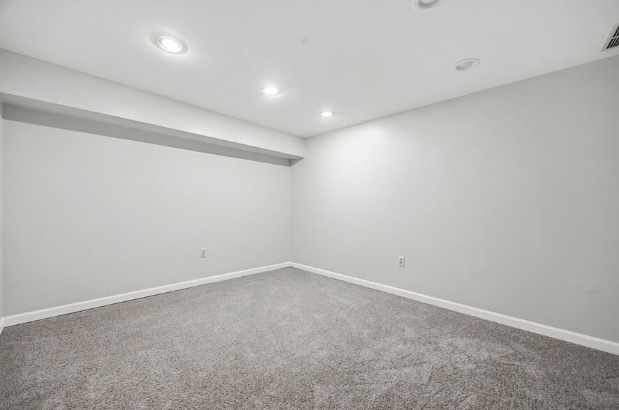 Building Photo - 3033 Jamestown Dr