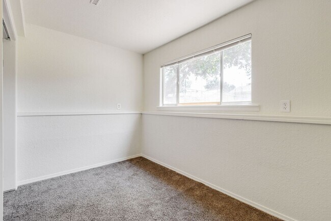 Building Photo - 4 bedroom house close to CSU