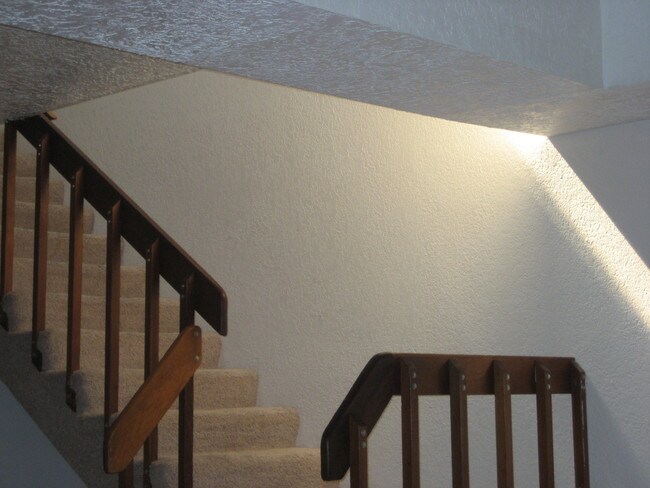 Building Photo - 1084 E Navajo St