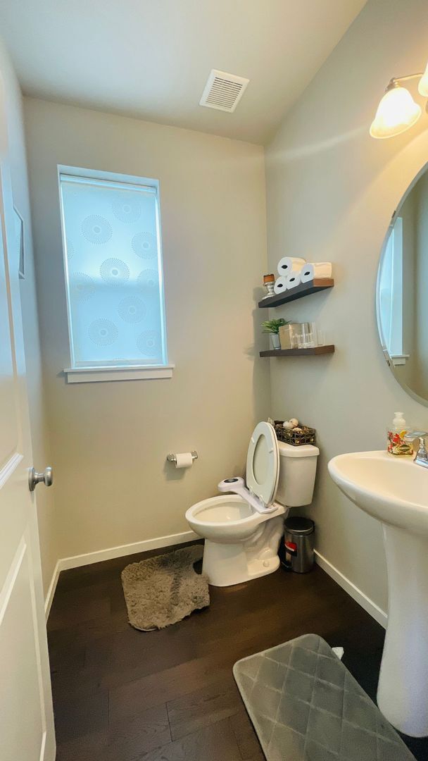 Building Photo - Spacious Corner 5 bed Single Family Home i...