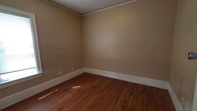 Building Photo - Recently Updated 2 Bedroom Upper Duplex wi...