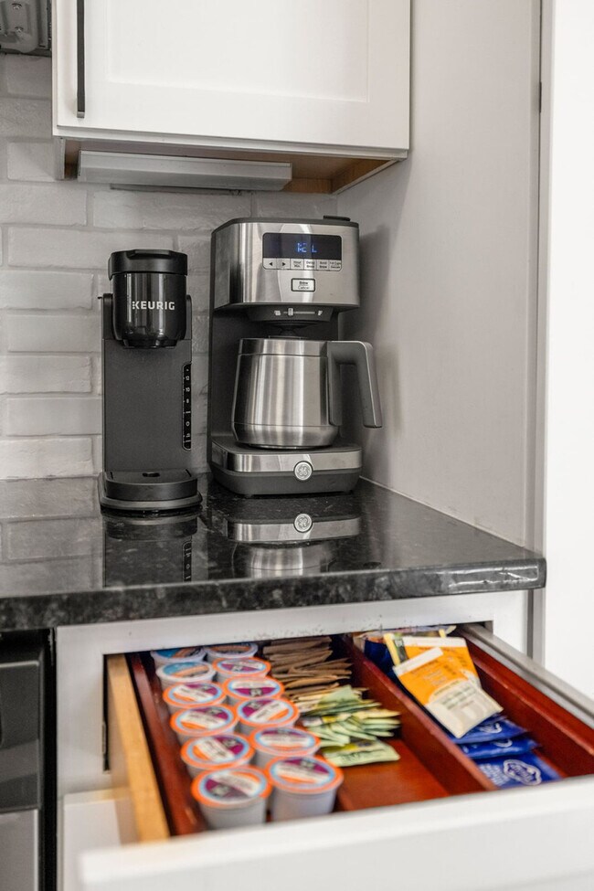 Building Photo - 1408 Pleasant St