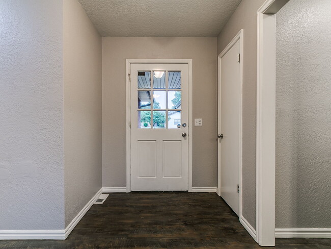 Building Photo - 205 N Rockypoint Dr