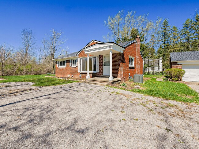 Building Photo - Spacious 3BR Home with Expansive 1-Acre Lot!