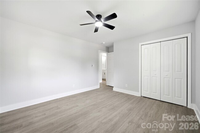 Building Photo - 553 Derrydowne Dr