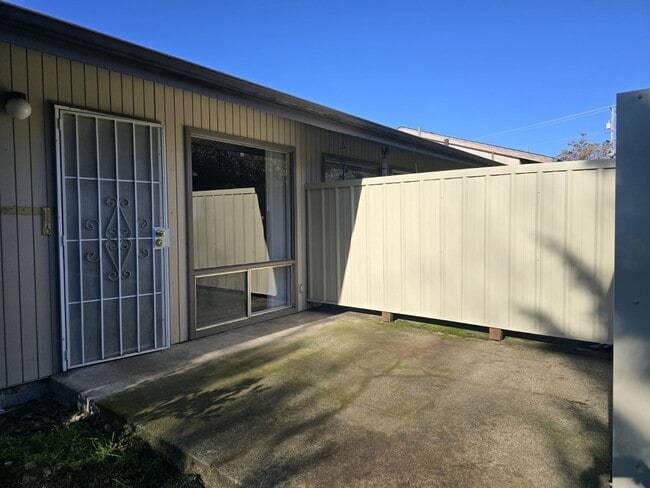 Building Photo - 873 NE Alameda Ave