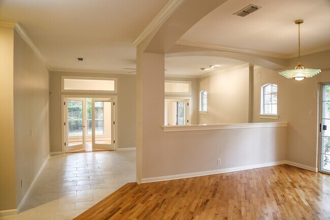 Building Photo - LINCOLN HEIGHTS 3-BEDROOM