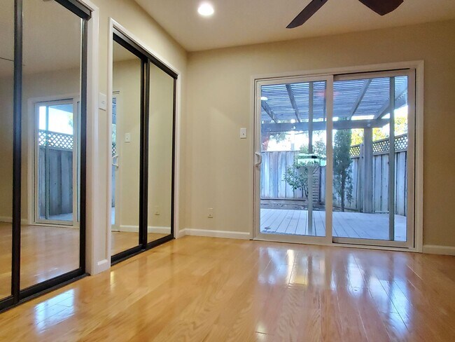 Building Photo - Cute Single Family Home, Fresh Paint, Wood...