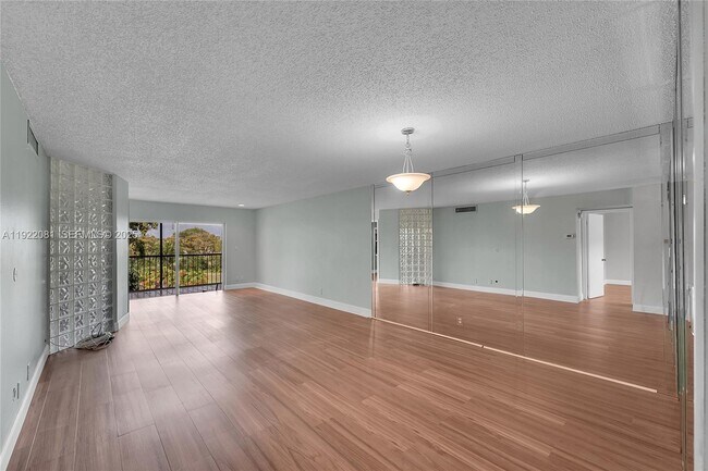 Building Photo - 6101 N Falls Cir Dr