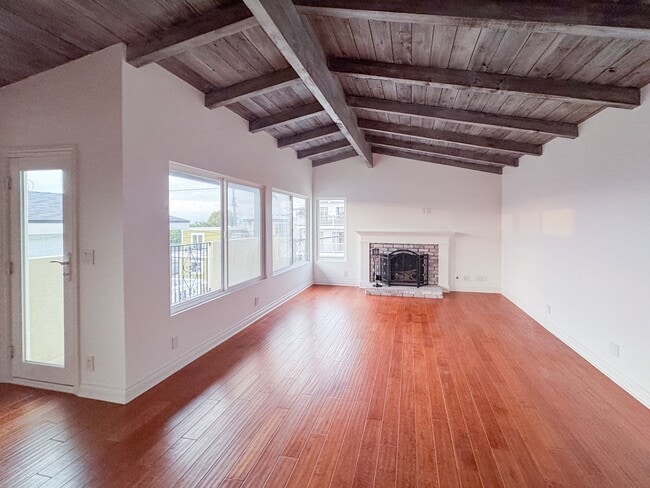 Building Photo - Beautiful 3 Beds 2 Baths Townhome in  Hermosa Beach