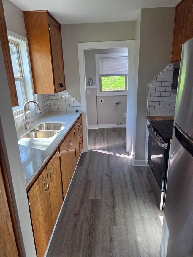 Building Photo - 3 bed 1 bath, 1 car detached garage, newly...