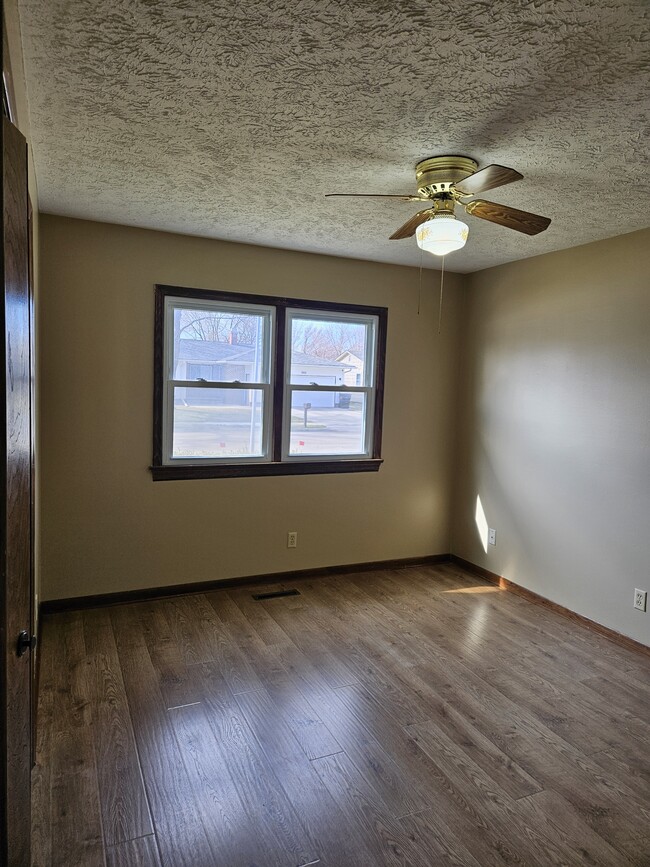 Building Photo - 1310 W Dakota St