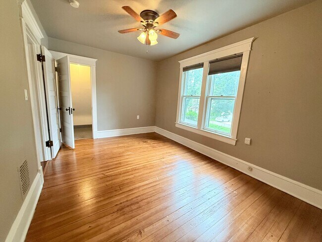 Building Photo - Spacious 3-Bedroom Home with Modern Comfor...