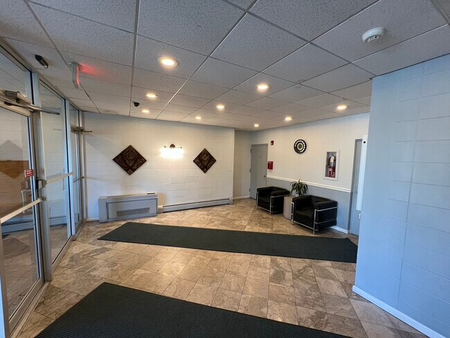 Building Photo - 1043 S York Rd