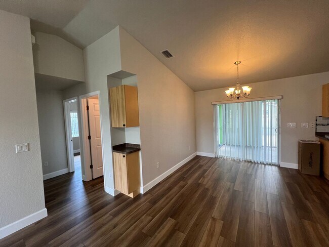 Building Photo - ($2,095) * ANNUAL ** Pool ** 3 Bed / 2 Bath - Harbor Heights  ** Single Family Home