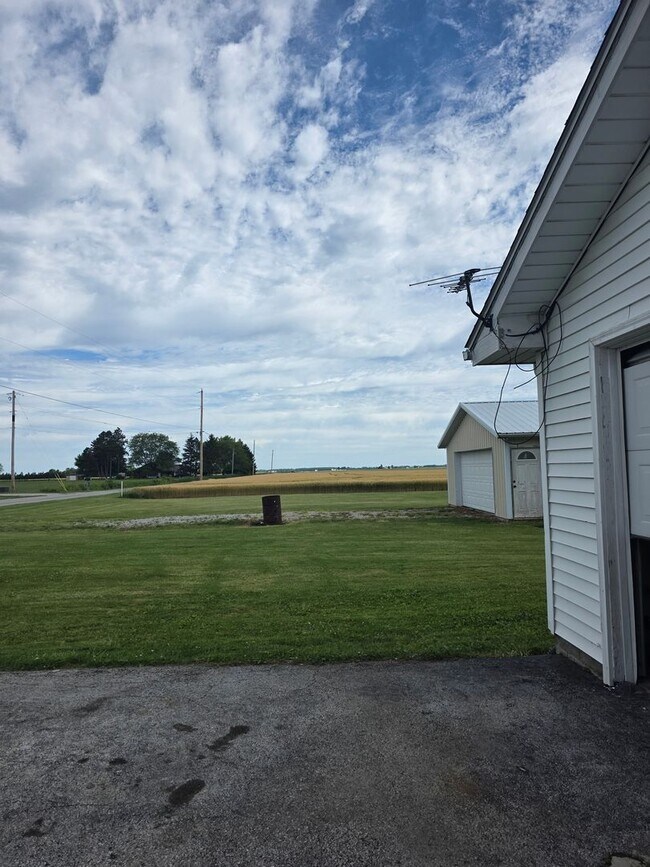 Building Photo - Beautiful, Quiet Country Home