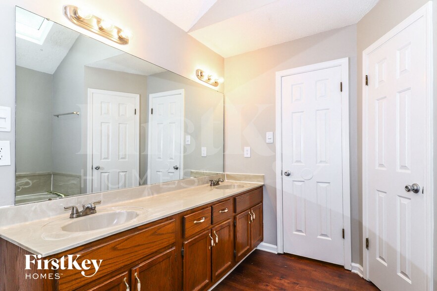 Building Photo - 2439 Dove Glen Cove