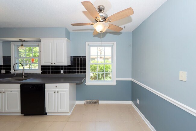 Building Photo - 3 Bedroom 2 Bath Home in Kings Grant - Sum...