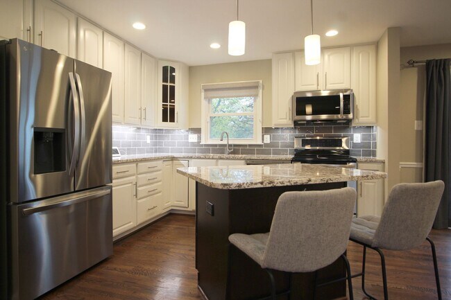 Building Photo - Large 4BR/3B Brick Home