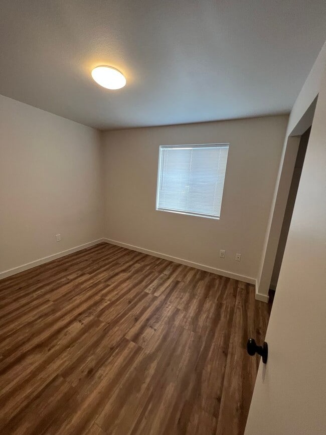 Building Photo - Newly Remodeled! Close to CWU 4 Rooms !!