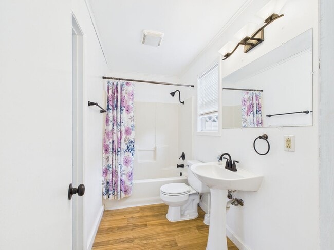 Building Photo - Cozy Guest House