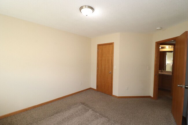 Building Photo - Spacious Duplex for Rent