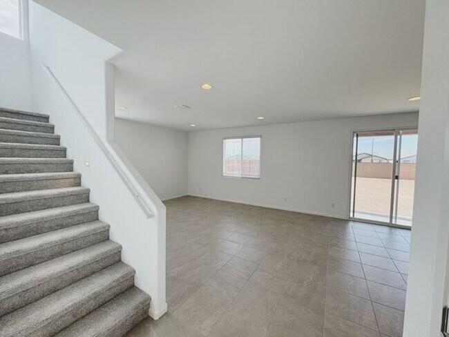 Building Photo - MOVE IN SPECIALS!! 15 DAYS RENT FREE!! New 5-Bedroom Home in Phoenix with Upgrades!