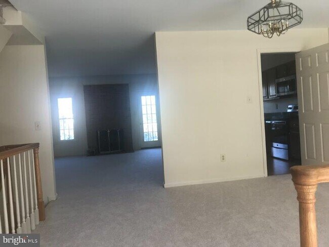 Building Photo - 5142 Woodford Dr