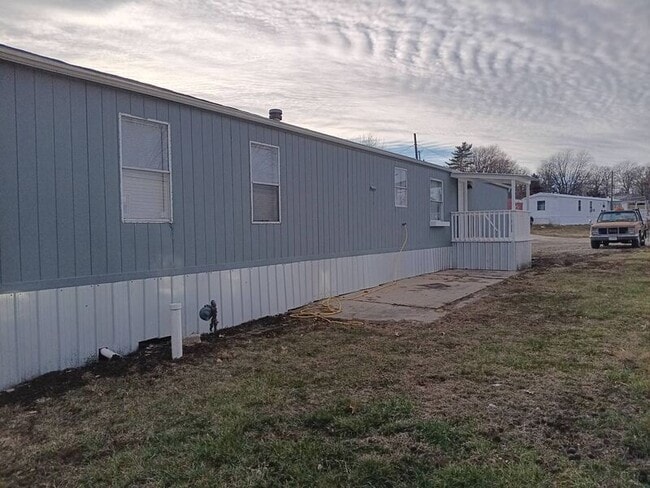 Building Photo - 702 W Nelson St