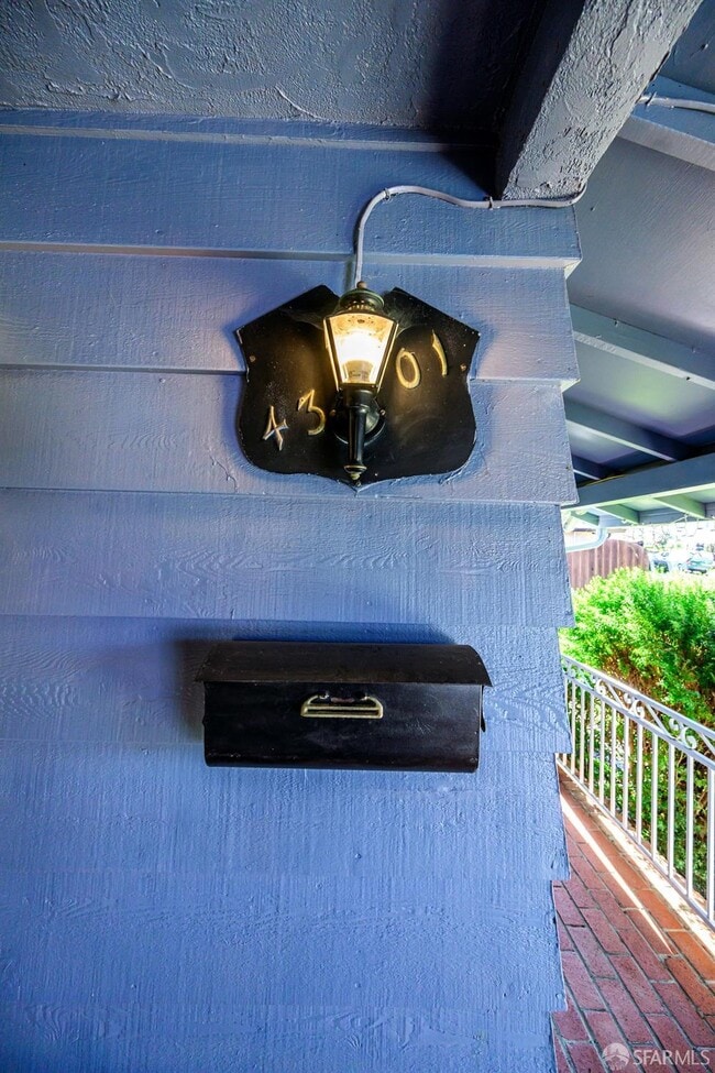 Building Photo - 4301 Hillview Dr