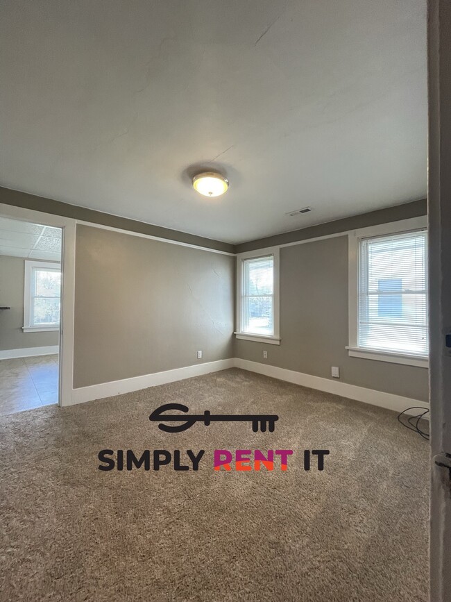 Building Photo - Renovated Triplex with 2 Bedrooms On Campus!