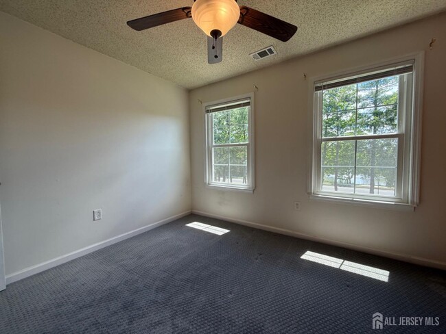 Building Photo - 128 Albury Way