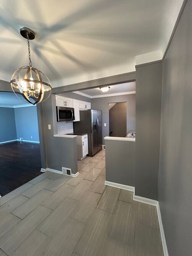 Building Photo - Spacious 3-Bedroom, 2-Bath House in South Euclid