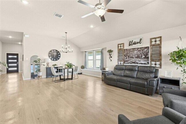 Building Photo - 2929 Greenbriar Rd