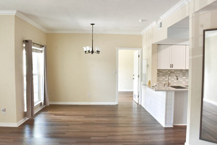 Building Photo - 700 Daniel Ellis Dr