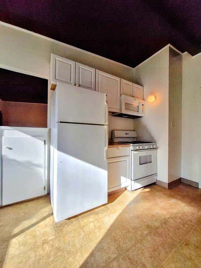 Building Photo - Cat Friendly 2bd Duplex w/Private Patio & Attached Garage