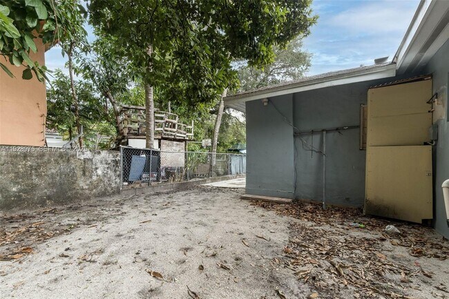 Building Photo - 259 NE 56th St