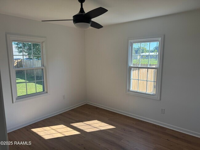 Building Photo - 216 Longview Dr