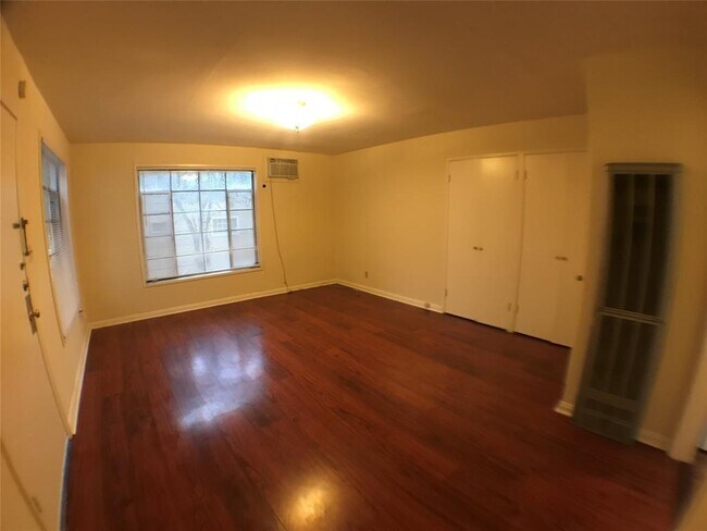 Building Photo - 902 1/2 S 2nd St