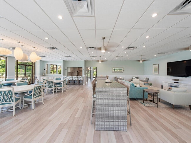 Building Photo - 555 Park Shore Dr